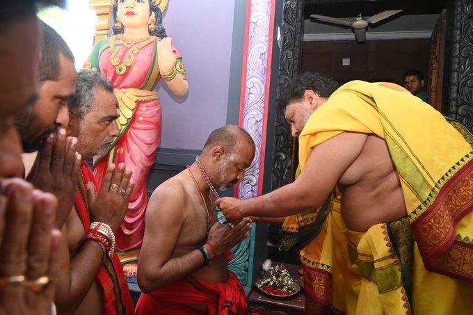 11 రోజులపాటు దీక్షలో కొనసాగనున్న కేంద్ర మంత్రి దసరా వరకు ఆలయంలో అమ్మవారి సేవలోనే తరించనున్న బండి సంజయ్